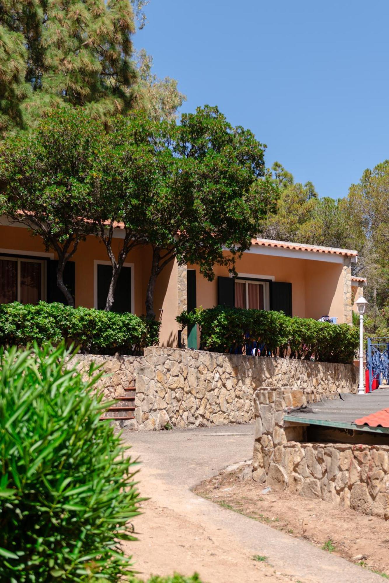 Amareclub Rocca Dorada Hotel Santa Margherita di Pula Exterior photo