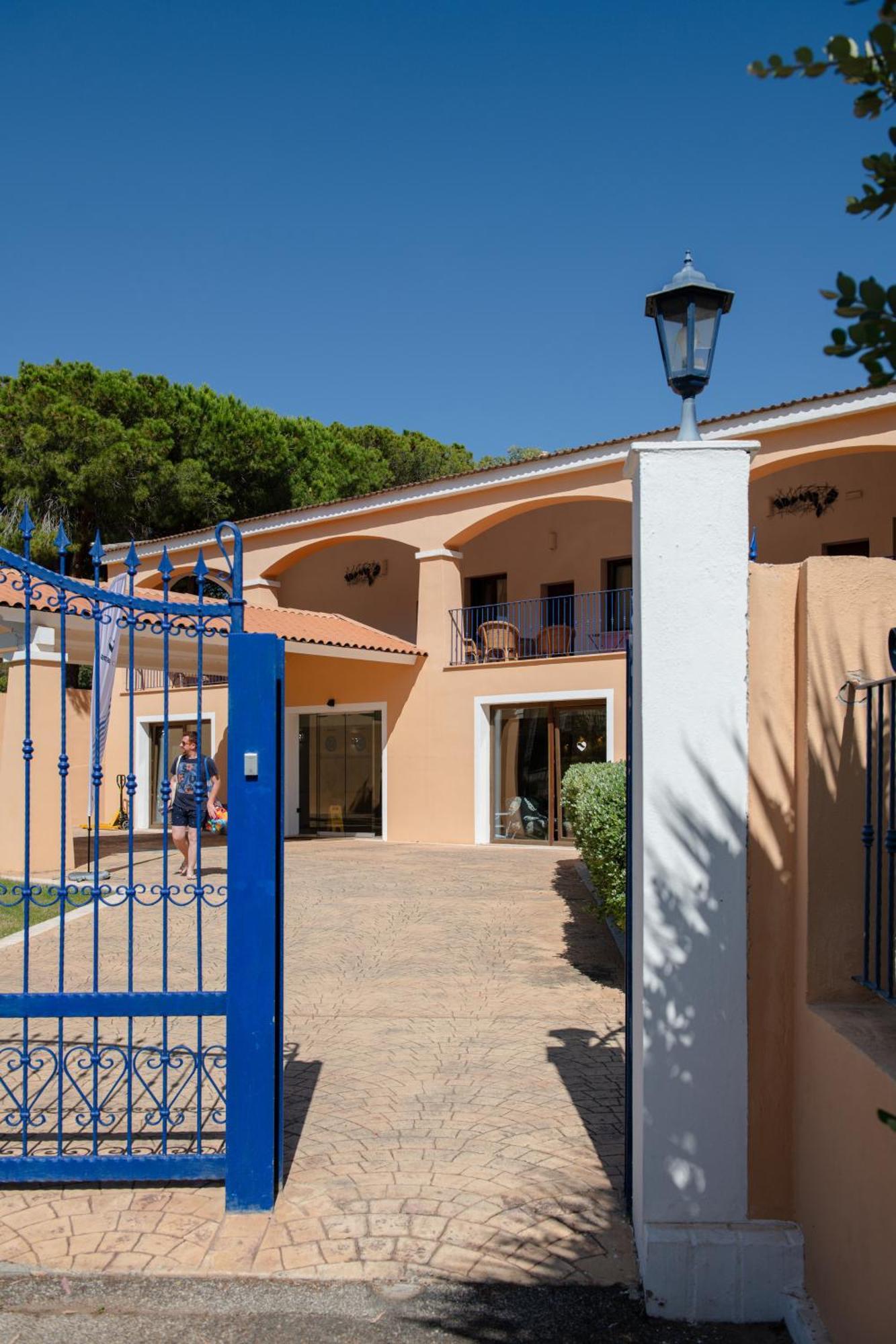 Amareclub Rocca Dorada Hotel Santa Margherita di Pula Exterior photo