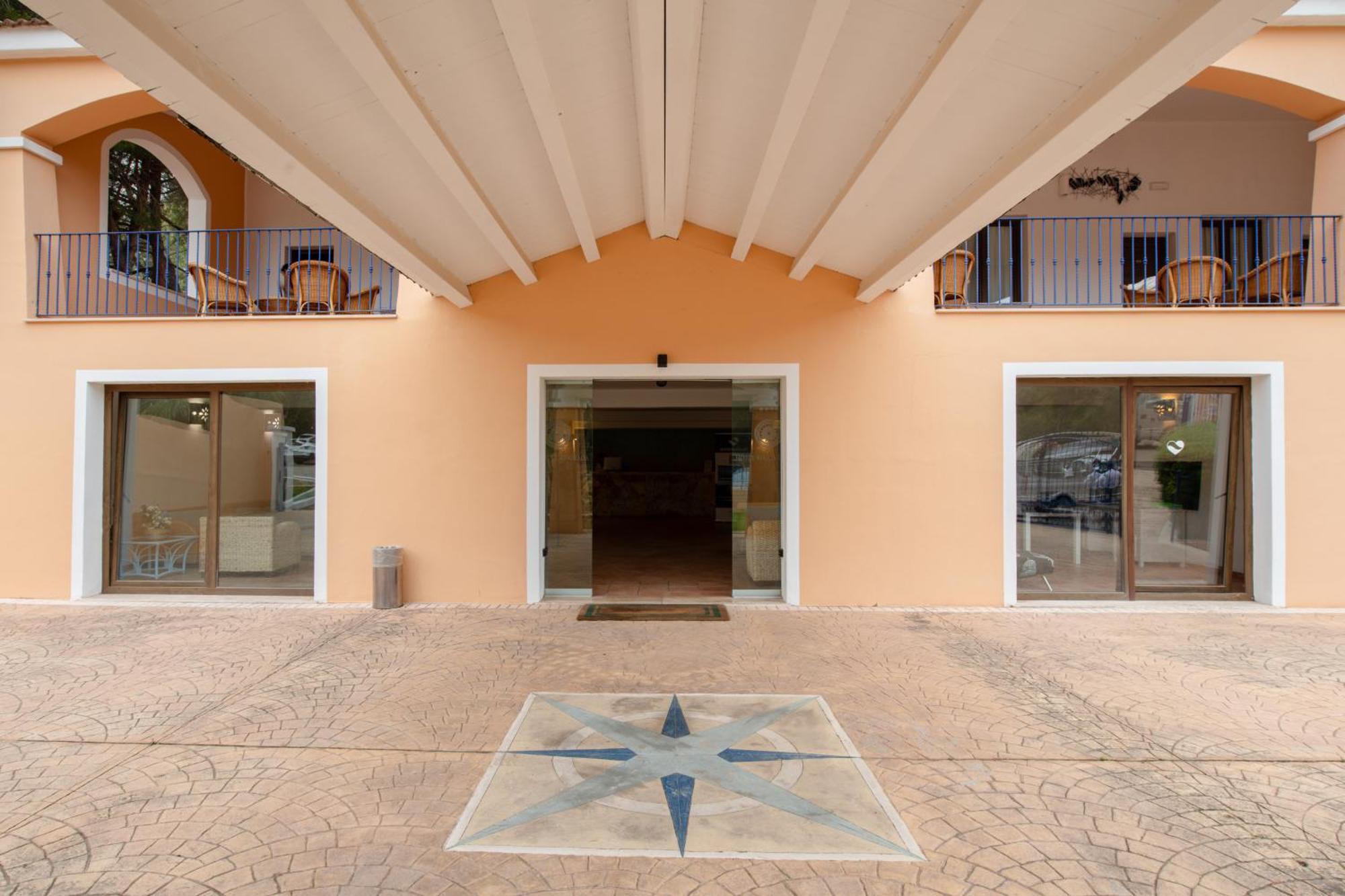 Amareclub Rocca Dorada Hotel Santa Margherita di Pula Exterior photo